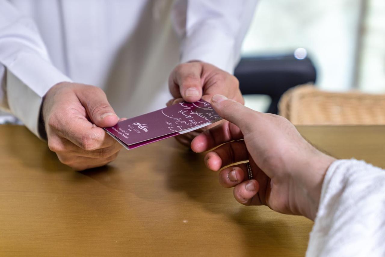 Makarem Ajyad Makkah Hotel Мекка Экстерьер фото The photo shows two hands engaged in a transaction. One hand is extending a card towards another hand. The person handing over the card appears to be wearing a white garment, possibly a shirt or robe, while the person receiving the card has their han